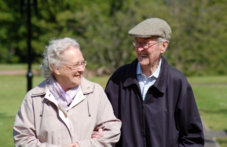 Eldre par som går tur