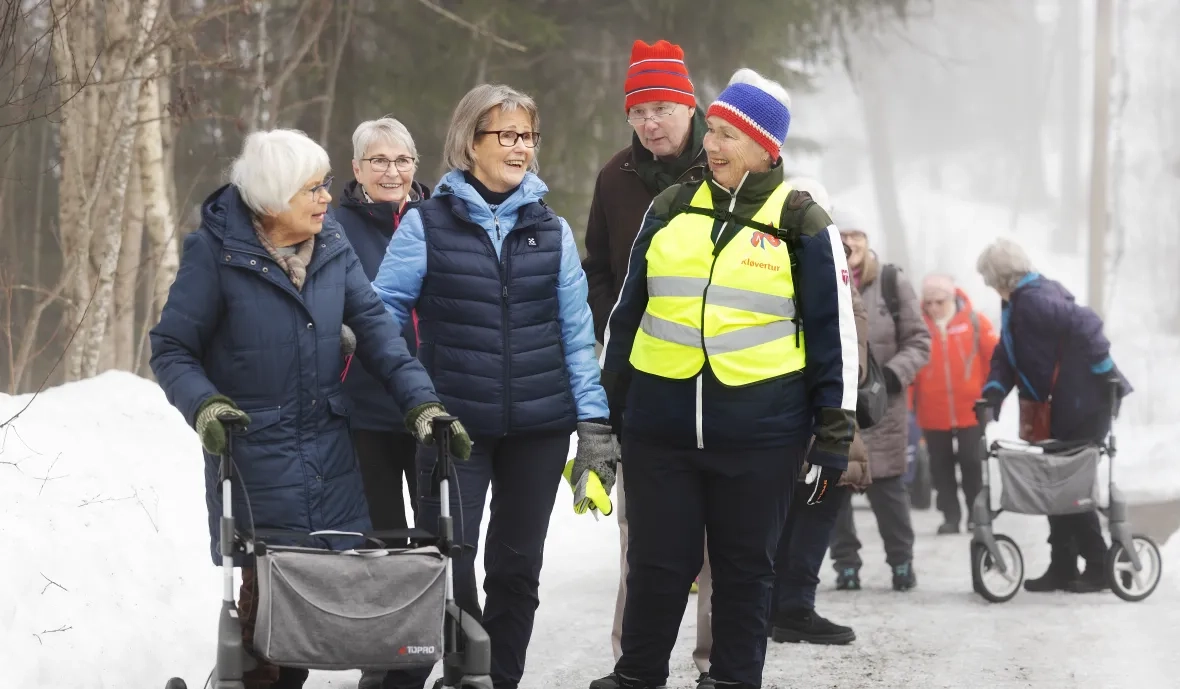 En gruppe eldre mennesker p&aring; Kl&oslash;vertur