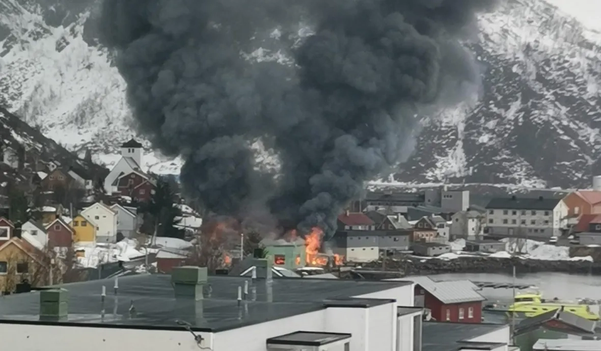 Bygninger med brann i bakgrunnen