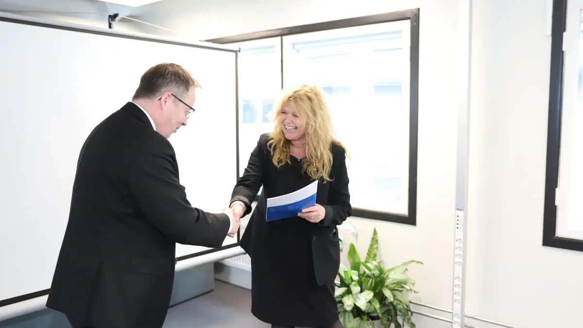 Generalsekret&aelig;r i Sanitetskvinnene overleverer FF-rapporten til forsvarsminister