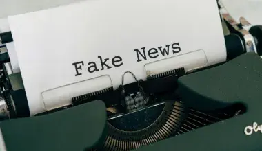 Skrivemaskin med et ark med Fake News på