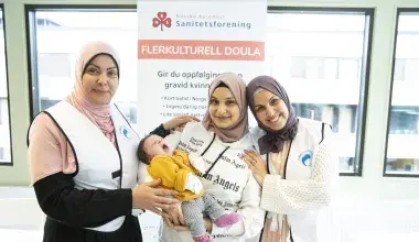 to flerkulturelle doula sammen med nybakt mor og baby