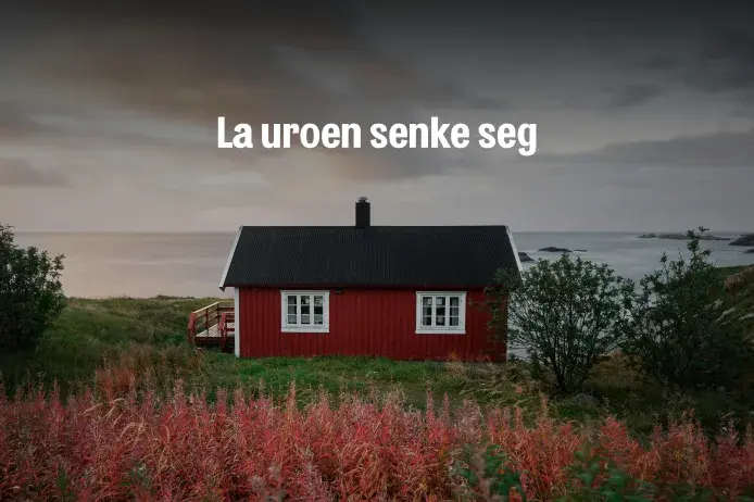 La uroen senke seg. bilde av en rød hytte med 2 vinduer, mye trær og blomster rundt hytten. Veldig fredelig og rolig bilde.  