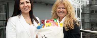 Sanitetskvinnene deler ut matposer fra Orkla