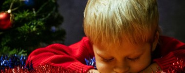 En trist gutt som gruer seg til jul