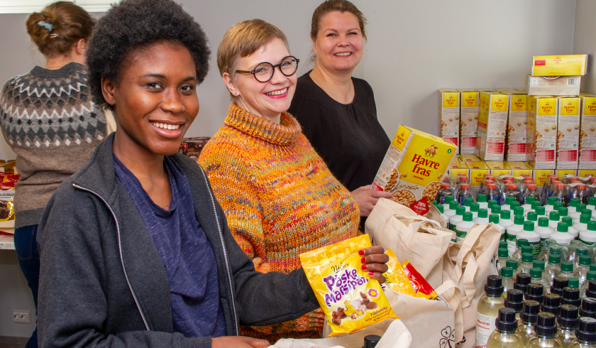 Tre frivillige fra Drammen Sanitetsforening deler ut påskeposer i samarbeid med Orkla