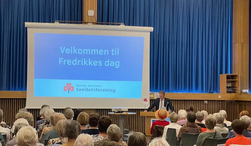 En sal full av Sanitetskvinner på Kvinnehelsekonferanse