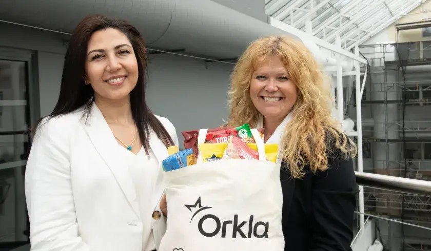 Sanitetskvinnene deler ut matposer fra Orkla