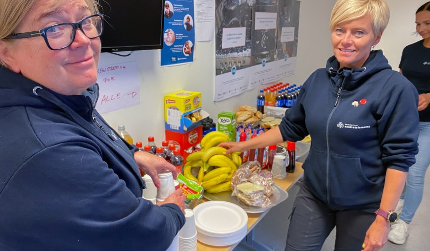 Sanitetskvinnene smører mat til redningsmannskapet under leteaksjon i Hammerfest