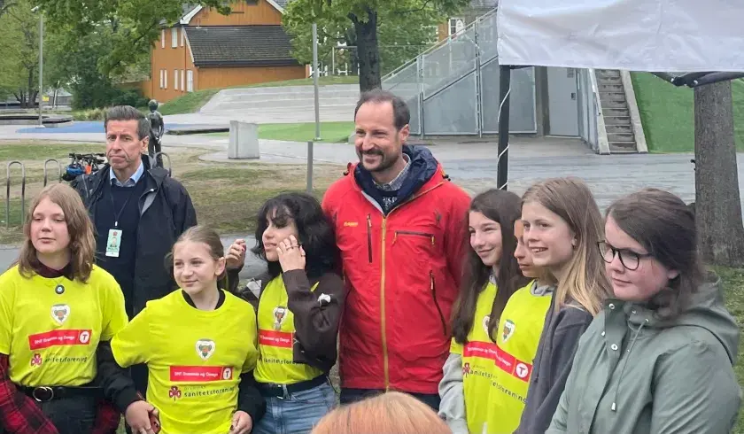 Jenter fra Sisterhood gruppe poserer med HKH Håkon Magnus