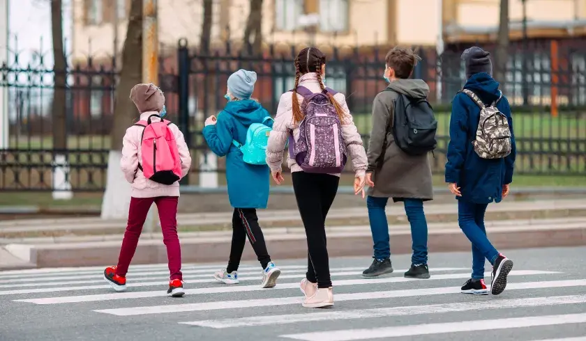 Barn går til skolen