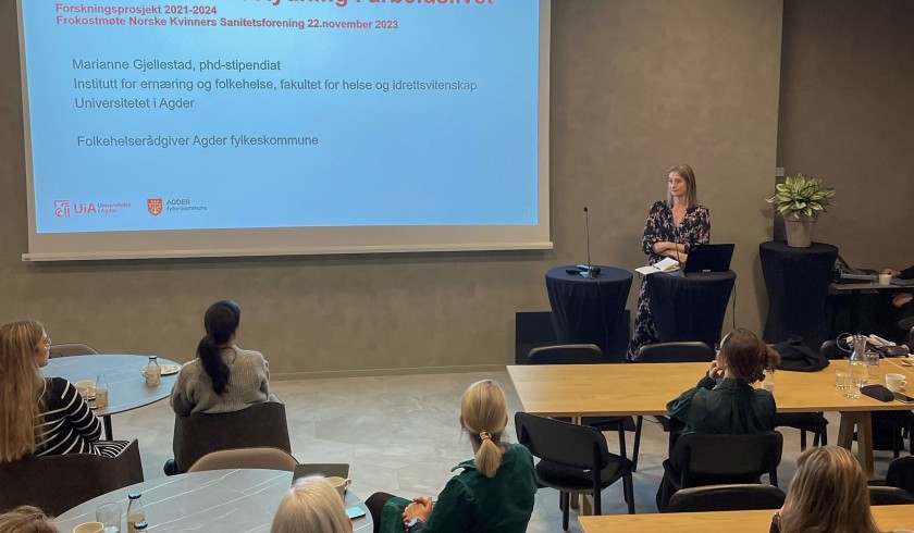 Marianne Gjellestad holder foredrag på frokostseminaret i regi av Sanitetskvinnene