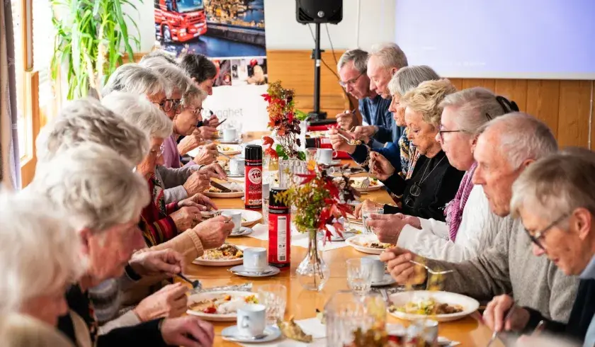 Sosialt samvær for eldre på Trygghetstreff til Sanitetskvinnene