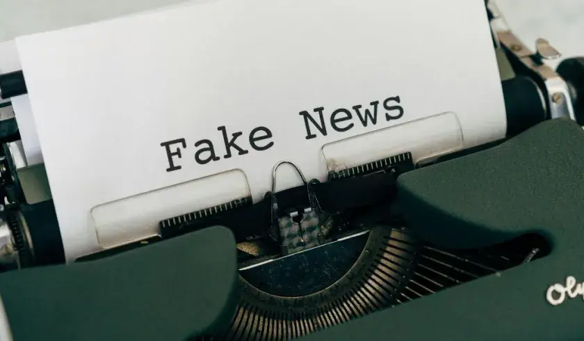 Skrivemaskin med et ark med Fake News p&aring;