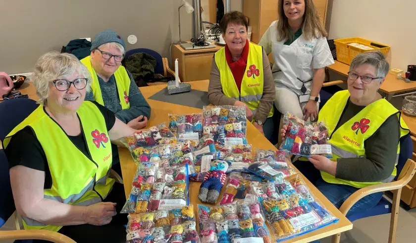 Kvinner i M&aelig;re Sanitetsforening strikker lommevenner