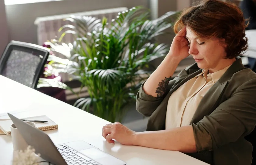 Syk kvinne p&aring; jobb