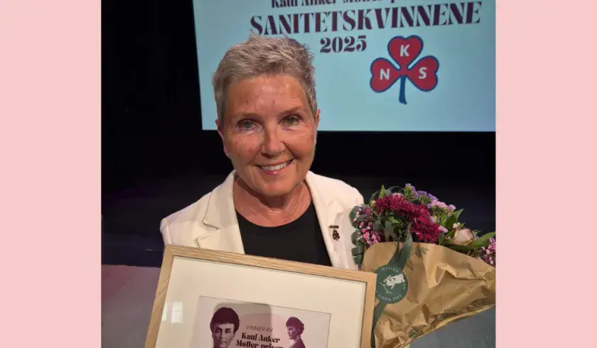 Org.leder i Sanitetskvinnene Marit Bj&oslash;rnstad mottar Amatheaprisen 2025