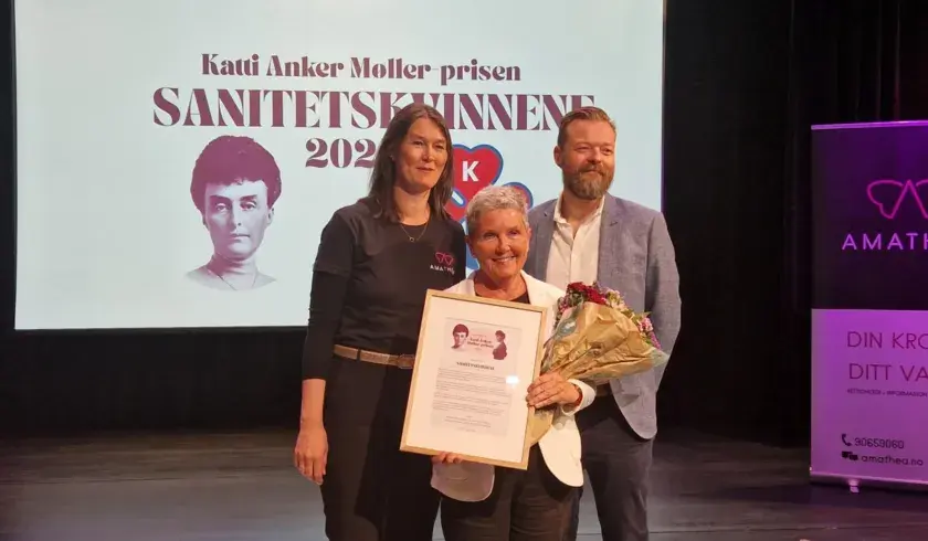Org.leder i Sanitetskvinnene Marit Bj&oslash;rnstad mottar Amatheaprisen 2025