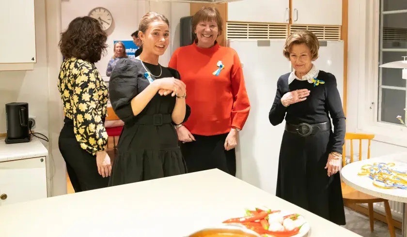 Dronning Sonja m&oslash;ter ukrainske kvinnelige flyktninger hos Sanitetskvinnene