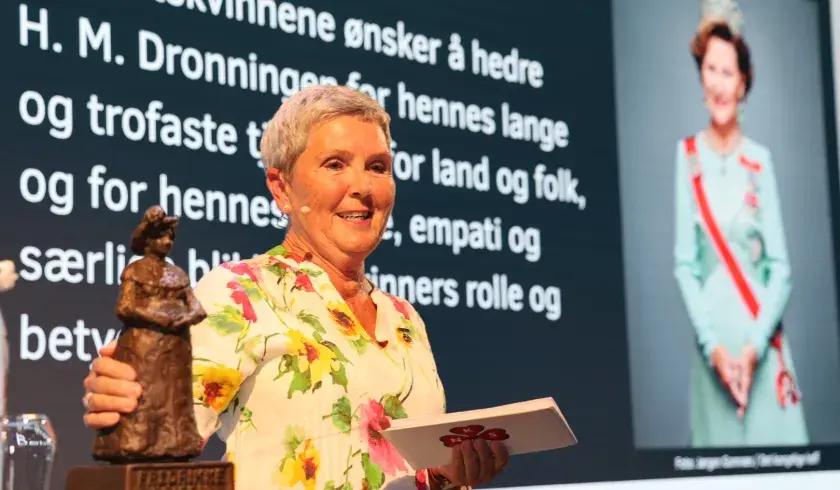 Organisasjonsleder i Sanitetksvinnene Marit Bj&oslash;rnstad deler ut Fredrikkeprisen 2025 til Dronning Sonja