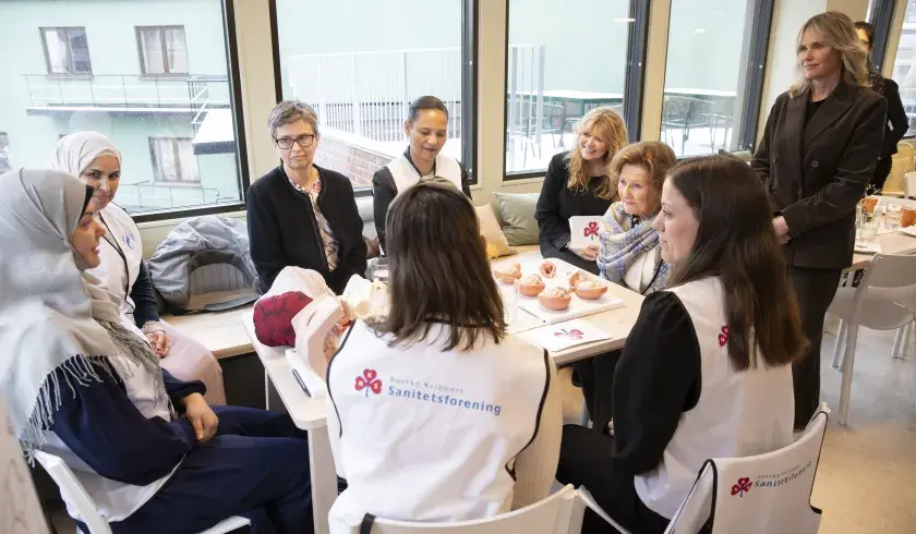 Dronning Sonja, Fredrikkeprisvinneren 2025, m&oslash;ter kvinner p&aring; kvinnehelsehuset i Oslo