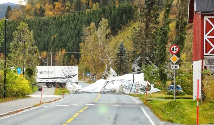 Veien &oslash;delagt i stormen
