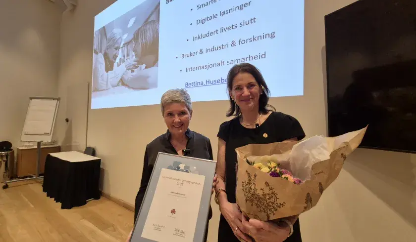Marit Bj&oslash;rnstad deler ut kvinnehelseforskninspris 2025 til vinneren Bettina Huseb&oslash;