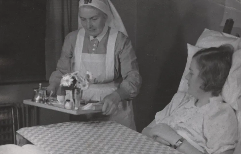 Kvinnelig pasient p&aring; et av Sanitetskvinnenes sykehus