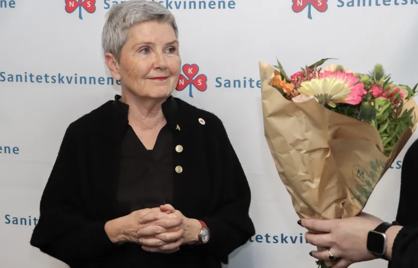 Organisasjonsleder i Sanitetksvinnene Marit Bj&oslash;rnstad mottar pris av Parat