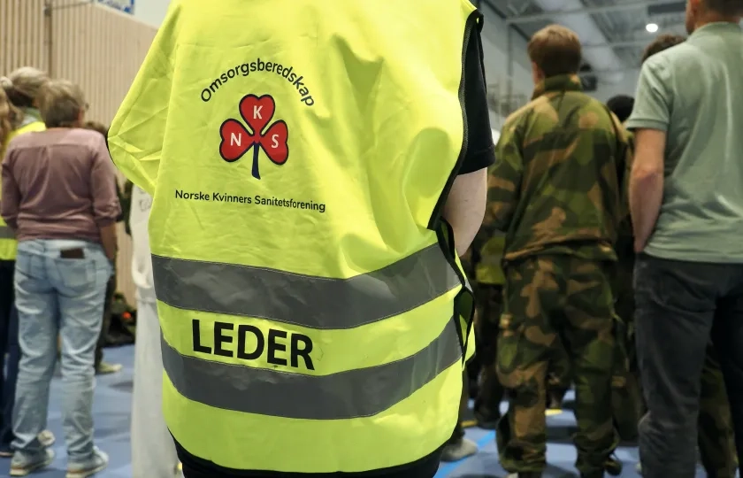 En sanitetskvinne i gull vest