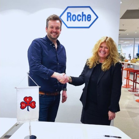 Sanitetskvinnene og Roche signerer samarbeidsavtale om kvinnehelse